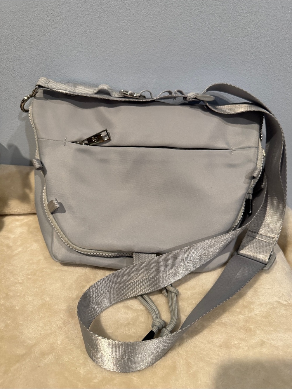 BEARPAW Bungee Crossbody Bag / Shoulder Tote - Pastel Grey